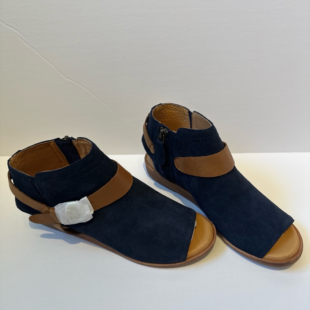 NWOB Gee’wawa Stylish Navy Blue and Tan Ankle Open Toes Booties